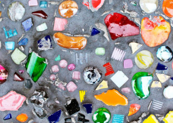 Advierten de los peligros de ‘rocas’ plásticas que aparecen en las costas de Reino Unido