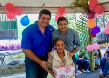 Políticos celebran día de la madre
