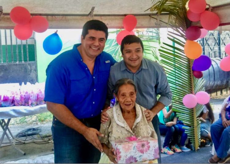 Políticos celebran día de la madre