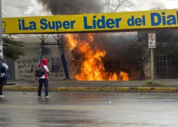Atacan una universidad e incendian una radio oficial en Nicaragua