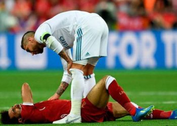Sergio Ramos lesiona a Salah en una sucia acción