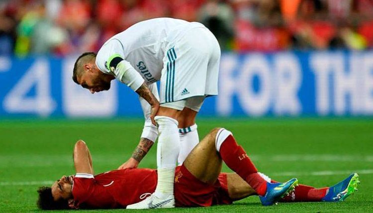Sergio Ramos lesiona a Salah en una sucia acción