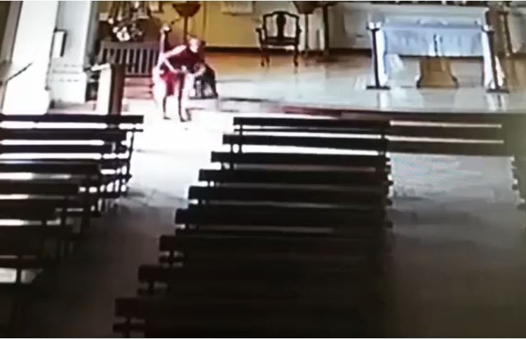[VÍDEO] Adulta mayor roba imagen de parroquia Santa Lucía, de Santa Ana