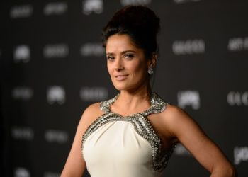 Salma Hayek presume su escote y su encantadora sonrisa