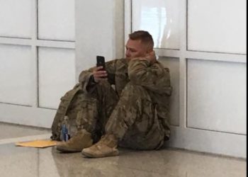 Así reaccionó un soldado al ver el nacimiento de su hijo por celular