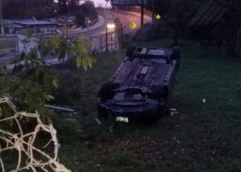 Conductora ebria causa accidente de tránsito y su acompañante pierde la vida