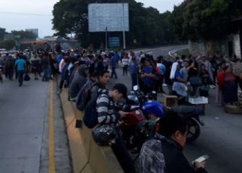 Vendedores cierran carretera Panamericana en protesta por desalojos en Santa Tecla