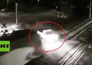 VIDEO: Ignora las barreras de un paso a nivel y sufre un dramático final