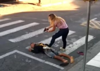 Una policía celebraba el Día de la Madre en la escuela de su hijo, la quisieron robar y mató al ladrón