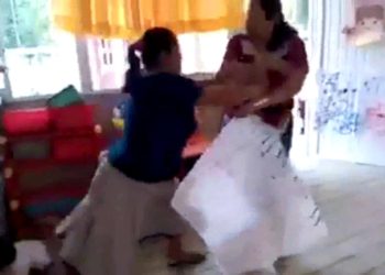 Volaron zapatos durante una pelea entre la maestra de un kínder y una madre de familia