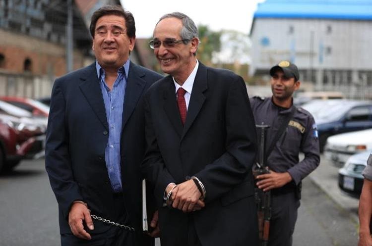 Expresidente de Guatemala, Álvaro Colom recibe medidas sustitutivas por fraude y peculado
