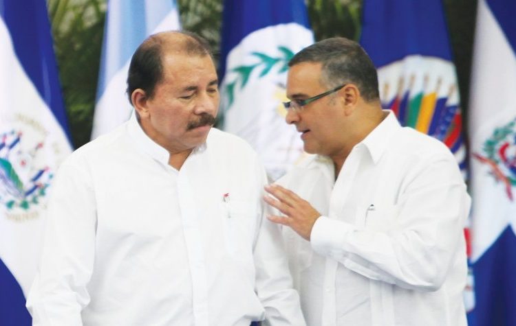 Dejan bajo la puerta de Embajada de Nicaragua petición de anulación de asilo de Mauricio Funes