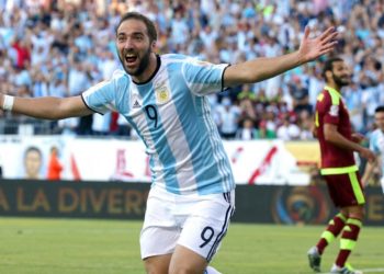 VIDEO: Higuaín falla un abrazo y en las redes sociales no lo perdonan