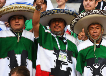 VIDEO: Hinchas mexicanos ‘provocan’ un accidente en Rusia