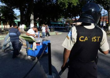 CAM de Santa Tecla lesiona con balas de goma a dos personas durante protestas