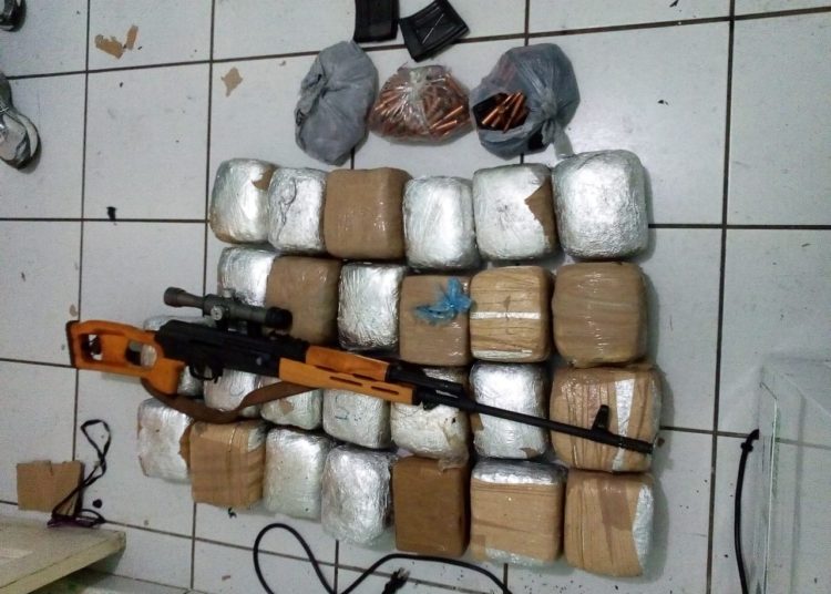 Decomisan droga y un fusil de francotirador en Ciudad Versalles