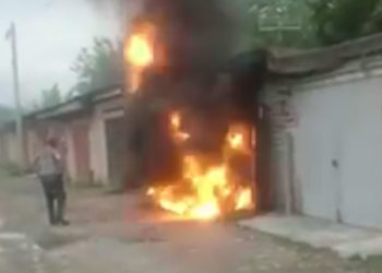 VIDEO: Hombre es alcanzado por una explosión en Rusia