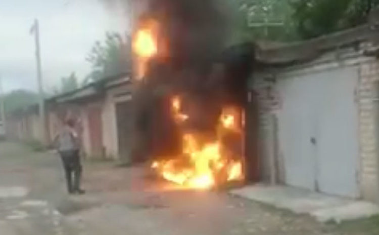 VIDEO: Hombre es alcanzado por una explosión en Rusia