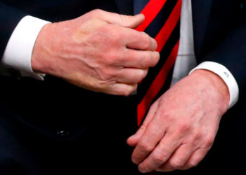Macron deja su pulgar marcado en la mano de Trump tras un fuerte apretón en la cumbre del G7