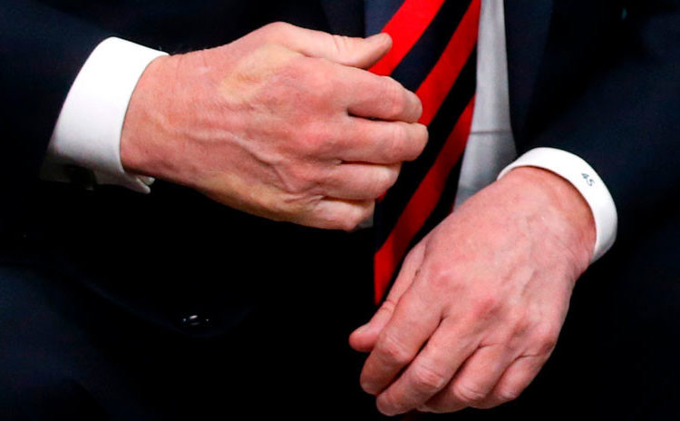 Macron deja su pulgar marcado en la mano de Trump tras un fuerte apretón en la cumbre del G7