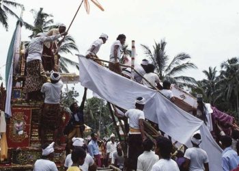 VIDEO: Un hombre muere en un funeral aplastado por el ataúd de su madre