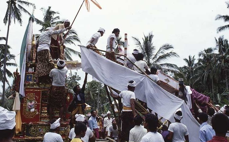 VIDEO: Un hombre muere en un funeral aplastado por el ataúd de su madre