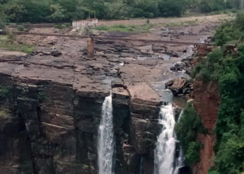 VIDEO: Momento en el que un hombre cae mortalmente por una cascada mientras posaba para una foto