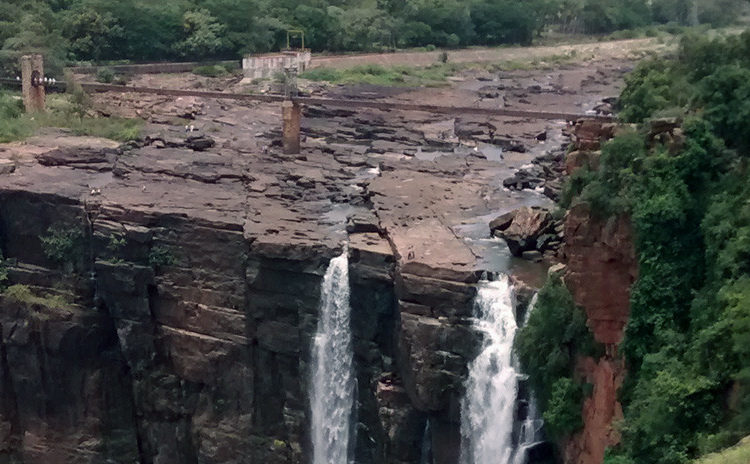VIDEO: Momento en el que un hombre cae mortalmente por una cascada mientras posaba para una foto