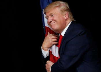 La extraña manera de Trump de abrazar la bandera de los Estados Unidos causa polémica en redes sociales