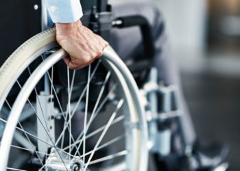 Redes cargan contra mexicano que lanzó a anciano en silla de ruedas en Moscú