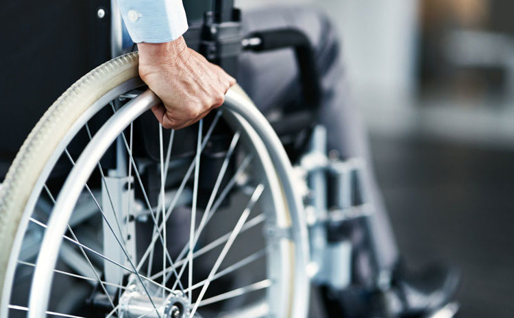 Redes cargan contra mexicano que lanzó a anciano en silla de ruedas en Moscú