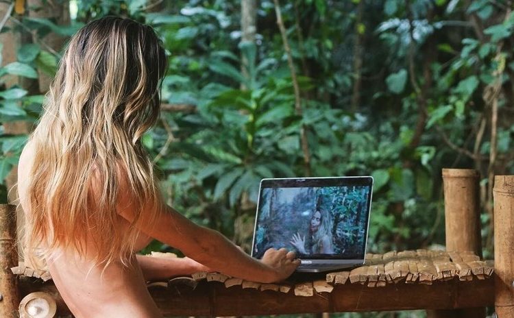 Deja la civilización para vivir «desnuda en la jungla»