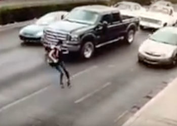 Video: Un joven en tacones resbala y es arrollada mientras cruza indebidamente una calle en México