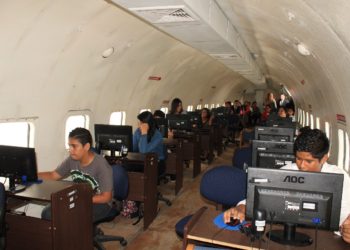 Celebran graduación del curso de computación de la aeronave DC-6 en Ilopango