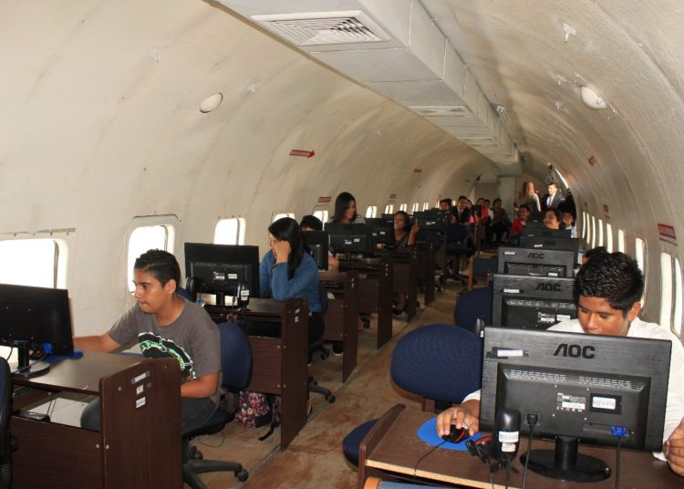 Celebran graduación del curso de computación de la aeronave DC-6 en Ilopango