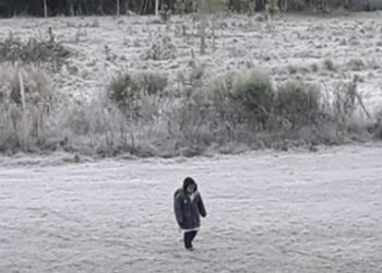 El niño de 6 años que camina 3 kilómetros y cruza 2 arroyos para ir a una escuela en Argentina