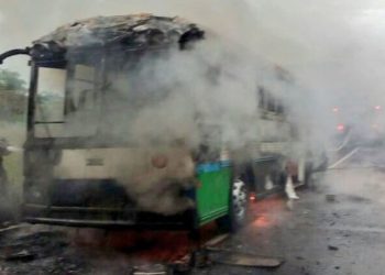 Bus, que transportaba al menos 55 personas, se incendia en la carretera Litoral