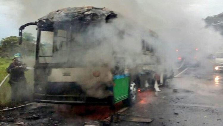 Bus, que transportaba al menos 55 personas, se incendia en la carretera Litoral