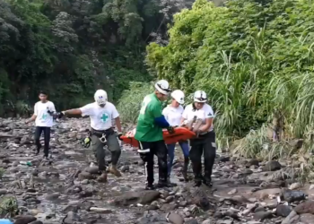 Hombre cae en un barranco al huir de un grupo de pandilleros que lo querían asesinar