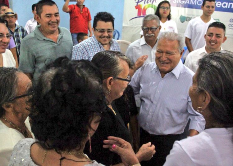 Funcionario y amigos felicitan al presidente Salvador Sánchez Cerén por su cumpleaños