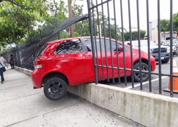 Así termino “parqueado” un vehículo en un centro comercial de San Salvador