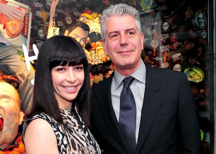La ex esposa de Anthony Bourdain rompió su silencio con un mensaje emotivo