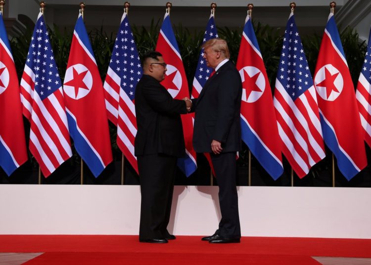 Donald Trump y Kim Jong-un se dan la mano en Singapur