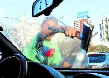 Polémica por la ley para prohibir trapitos y limpiavidrios en Argentina