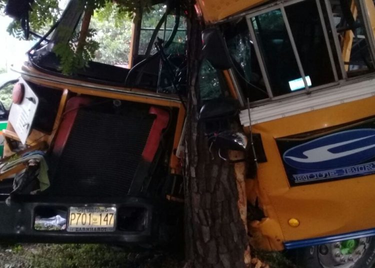 Quince lesionados deja accidente de tránsito en la carretera a Santa Ana