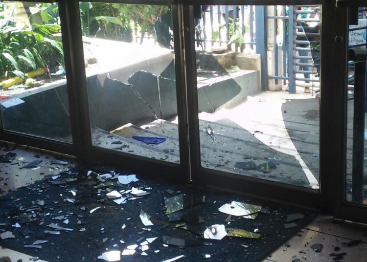 Manifestantes quiebran puertas y ventanas en Asamblea Legislativa