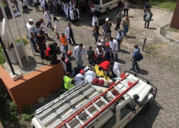 VIDEO: Socorrista y víctima se accidentan durante simulacro de terremoto en la UES