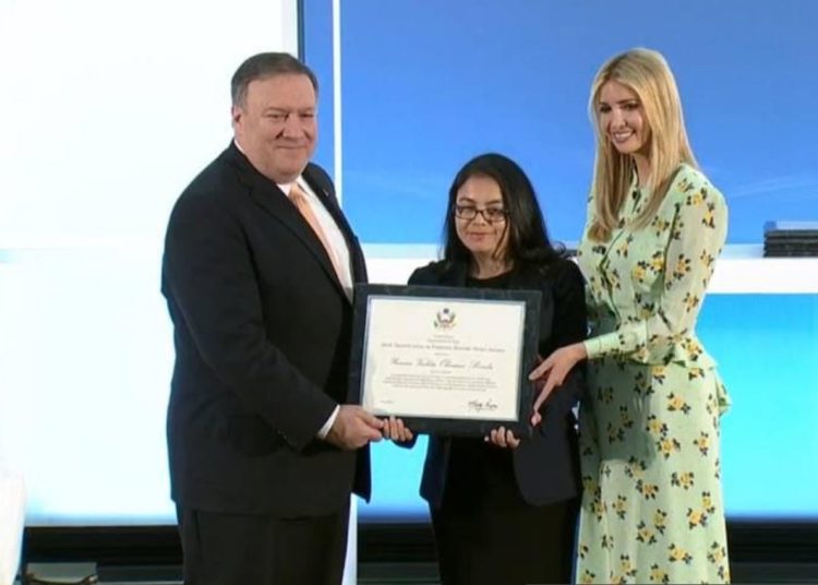 EE.UU. premia a salvadoreña por su combate en el tráfico de personas