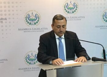 Calos Reyes pide disculpas a la población y a Carlos Calleja por hacer turismo mundialista