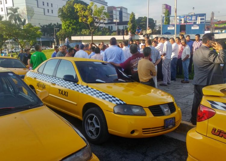 Taxistas crean caos vehicular en San Salvador